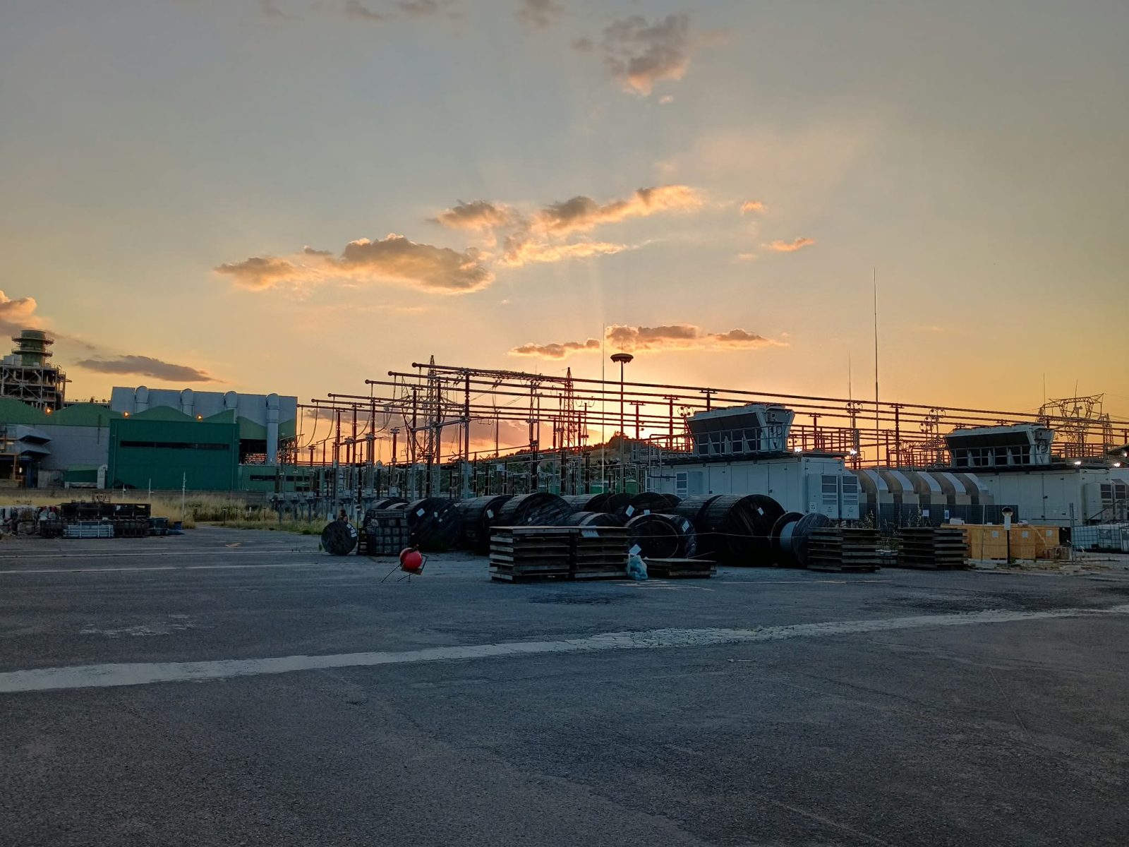 Area di cantiere e sottostazione al tramonto