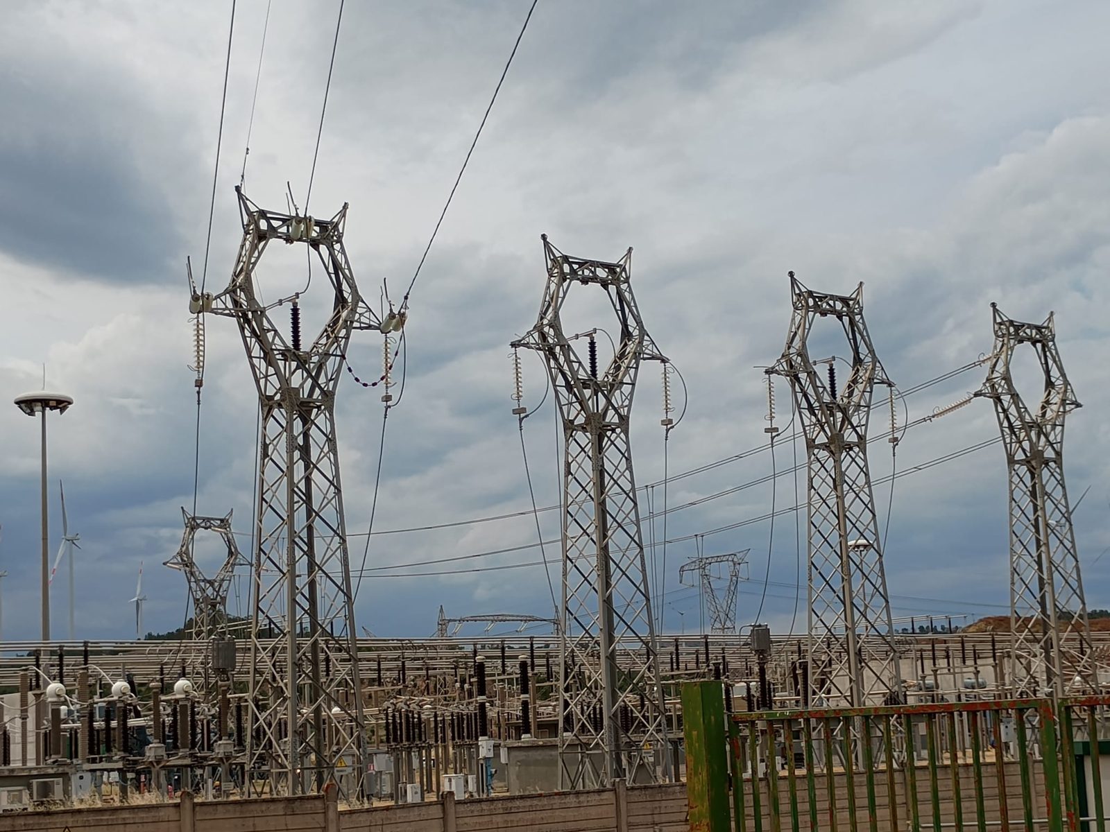 Tralicci delle linee in alta tensione in arrivo alla stazione